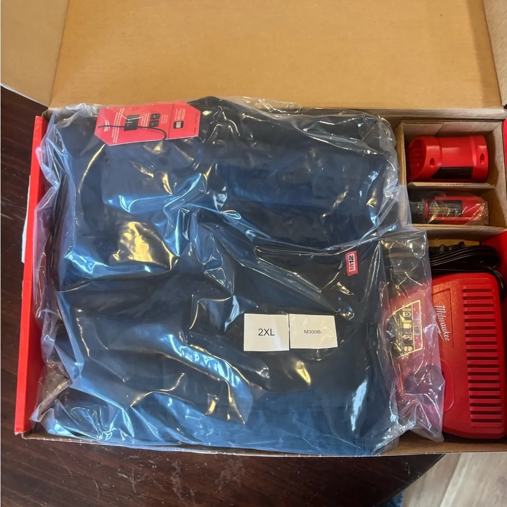 Milwaukee M12 Axis Heated vest - Picture 3 of 5